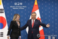 자리 권하는 박진 외교부 장관