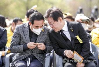 대화하는 박홍근 원내대표와 이재명 대표