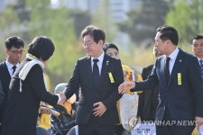 악수하는 참석자들
