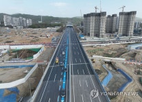 차량들 오가는 제2경인고속도로 복구 구간