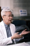 질문에 답하는 신완식 전 요셉의원 병원장