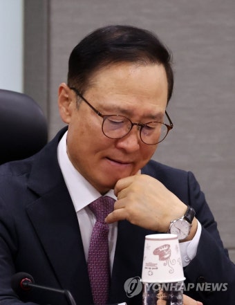 김진표 국회의장 인사말 듣는 홍영표 의원
