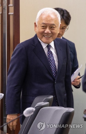 국민 통합과 미디어 특별위 출범식 입장하는 김한길 위원장