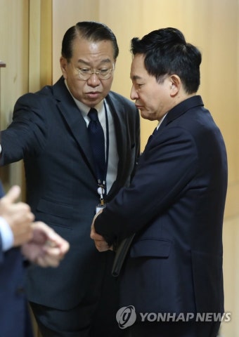 대화 나누는 권영세 원희룡 장관