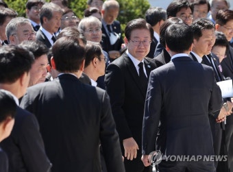 윤석열 대통령 바라보는 이재명 대표