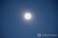 한낮에 태양이 사라졌다…호주·인니서 개기일식 관측