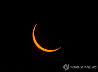 [월드&포토] 10년만의 하이브리드 일식…