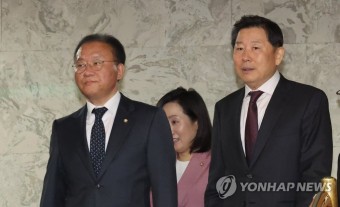 원내대책회의 참석하는 윤재옥 원내대표와 이철규 사무총장