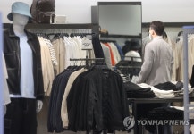마스크 없는 봄, 대형마트 패션·화장품 수요 오름세