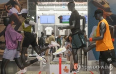마스크 없는 봄…대형마트에서도 옷·화장품 산다