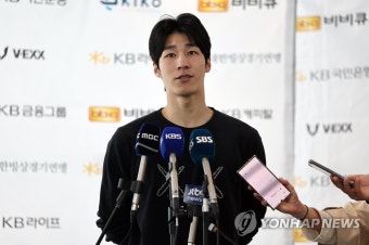 인터뷰하는 황대헌 선수