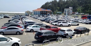 강릉 여행이 자원봉사…차들로 가득 찬 강릉항 주차장