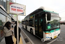 김포골드라인 혼잡 대책…정류장 정차한 70번 버스