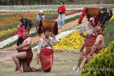 화순고인돌 축제장의 필리핀 공연단