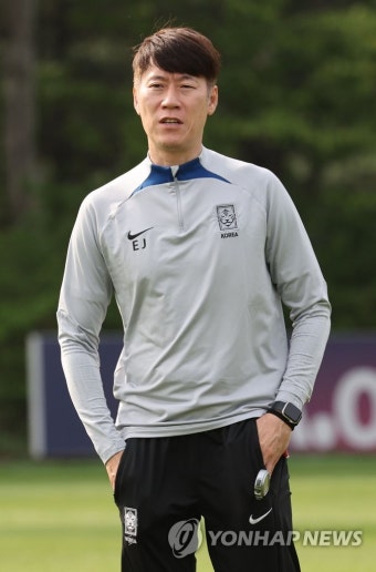 훈련 지켜보는 김은중 감독