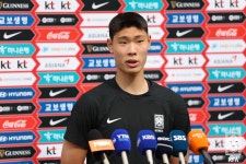 인터뷰하는 이영준