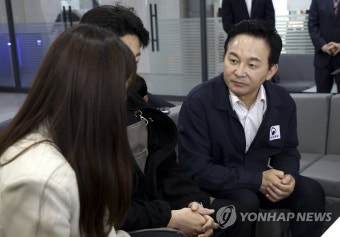 전세사기 피해자와 대화하는 원희룡 장관