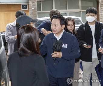 부산 전세사기 피해자와 대화하는 원희룡 장관