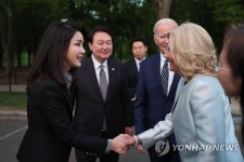 악수하는 김건희 여사와 질 바이든 여사