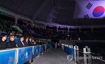 연평해전ㆍ천안함 희생 장병 유족들과 해군 호국음악회 관람하는 한덕수 총리