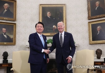 회담 앞서 악수하는 한미 정상