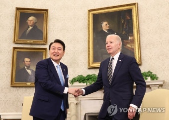 소인수회담 하며 악수하는 한미 정상