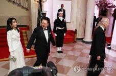 국빈 만찬장 향하는 한미 정상 부부