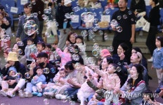 비눗방울 공연 보는 어린이들