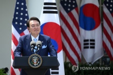 공동기자회견 하는 윤석열 대통령