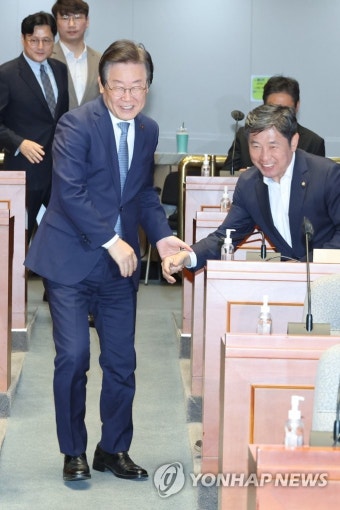 의총 입장하는 이재명 대표