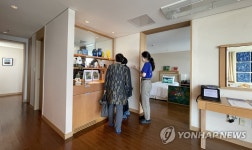 호텔 객실이 갤러리로 체크인 호텔 포토 2023 개막