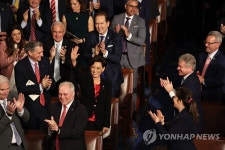 윤 대통령 소개에 인사하는 영김 의원