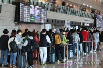 노동절 연휴 앞두고 붐비는 김포공항