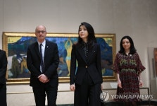 보스턴미술관 소장 작품 관람하는 김건희 여사