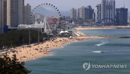 휴일 붐비는 해변…속초해수욕장