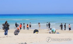 근로자의날 제주 바다 찾은 나들이객들