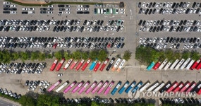 차량으로 가득 찬 한국민속촌 주차장