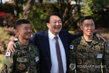프라미스 작전 참가자와 어깨동무한 윤석열 대통령