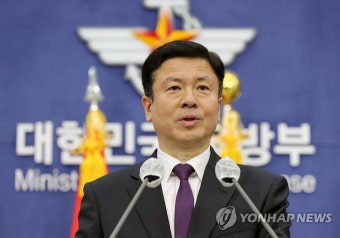 브리핑하는 전하규 국방부 대변인