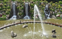 시원하게 쏟아지는 인공폭포