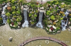 시원하게 쏟아지는 인공폭포