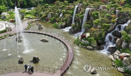시원하게 쏟아지는 인공폭포