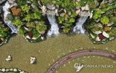 화창한 날씨, 노적봉폭포공원 찾은 시민들