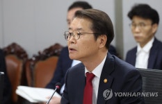 노동 정책 당정간담회에서 발언하는 이정식 고용노동부 장관