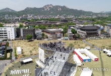 열린송현녹지광장에 설치된 하늘소