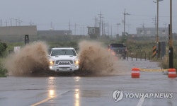 폭우에 잠긴 도로
