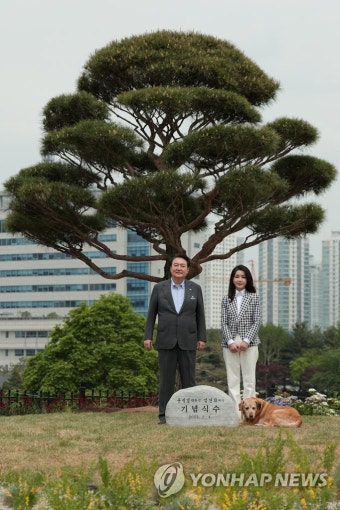 용산어린이정원 개방 기념식수 마친 윤석열 대통령 내외
