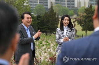 용산어린이정원 개방 기념식수 참석한 윤석열 대통령 내외