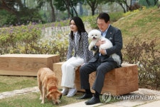 용산어린이정원에서 휴식하는 윤석열 대통령 부부