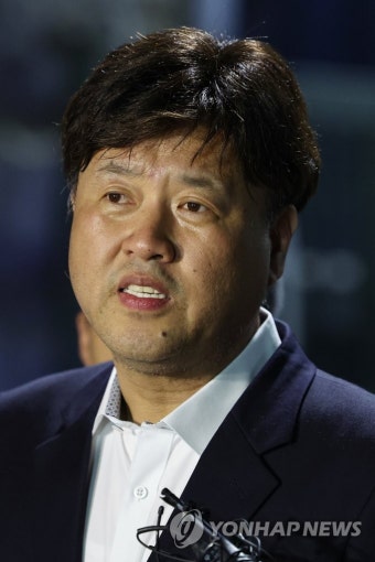 구치소 나서며 취재진 만난 김용 전 부원장